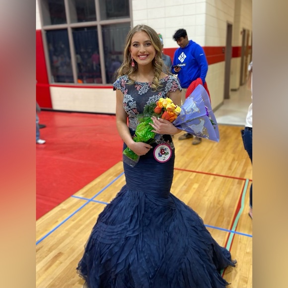 Meet your Posher, Mariah - Picture 6 of 7